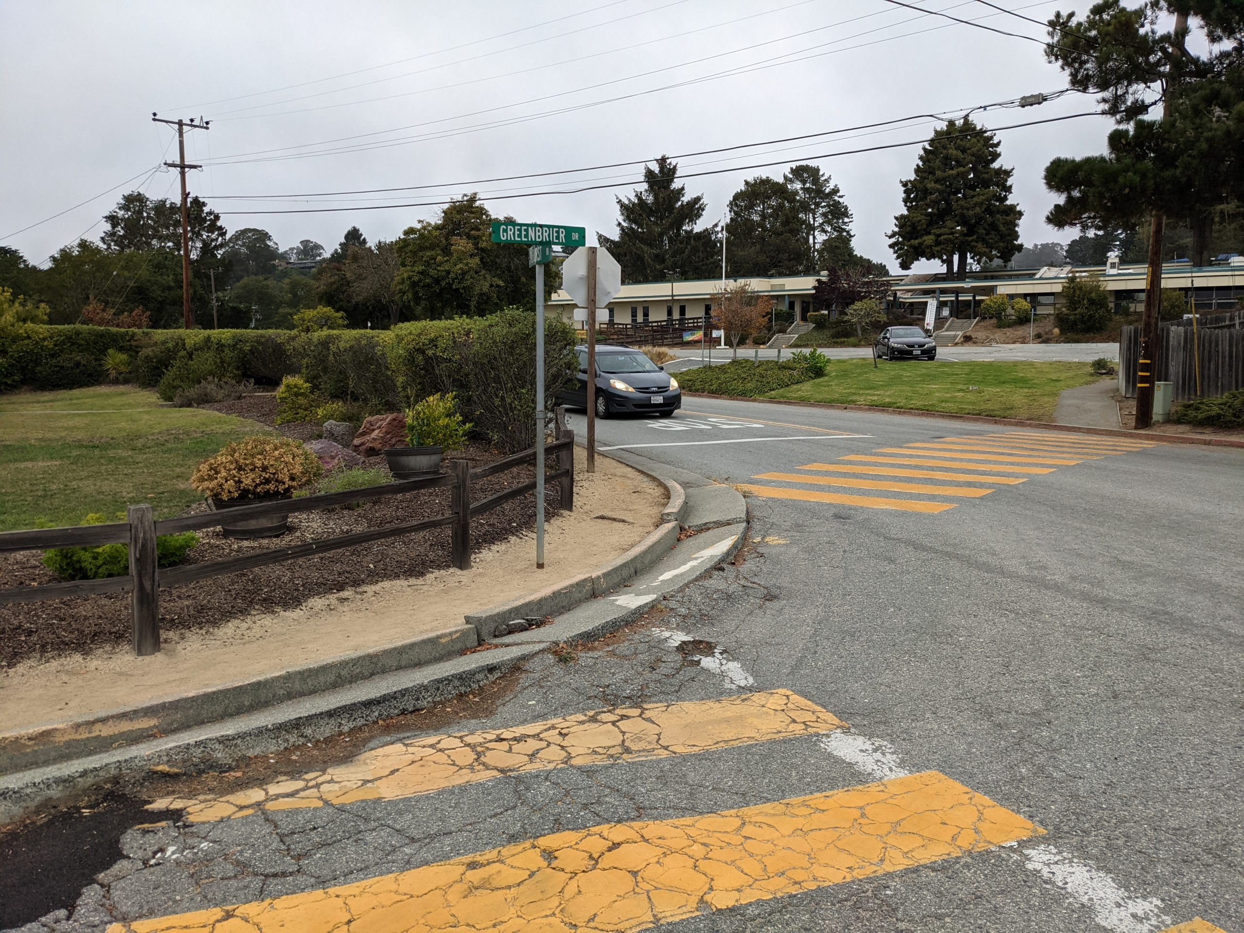 Some roads near Rio Del Mar Elementary School have sidewalks, others don’t. (Stephen Baxter — Santa Cruz Local)