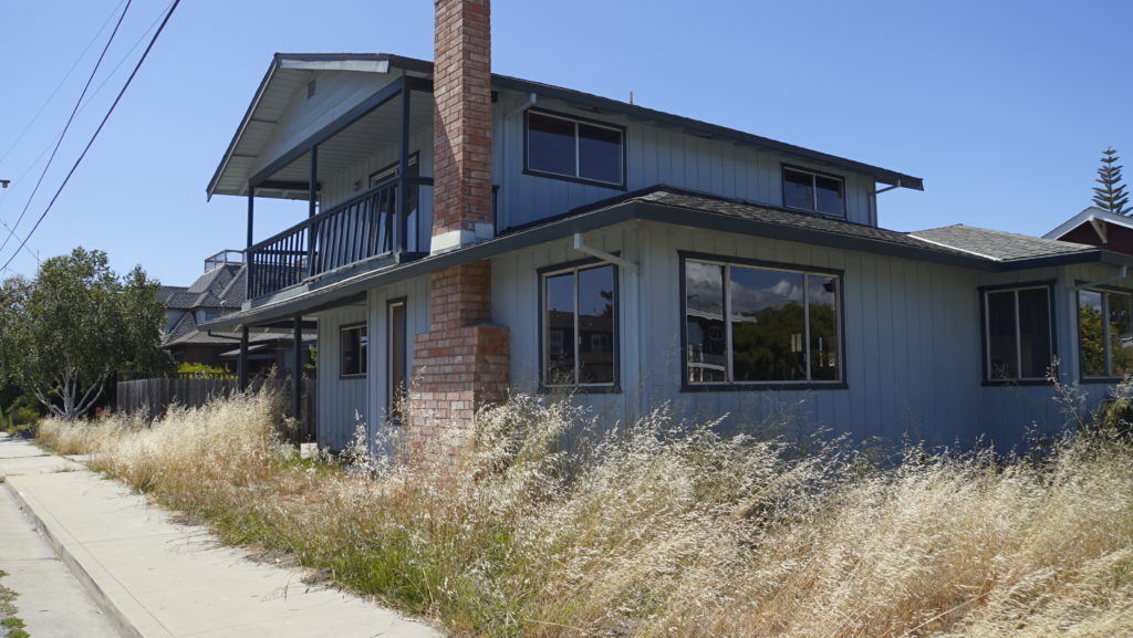 Image for display with article titled Explainer: Santa Cruz’s Empty Home Tax Measure