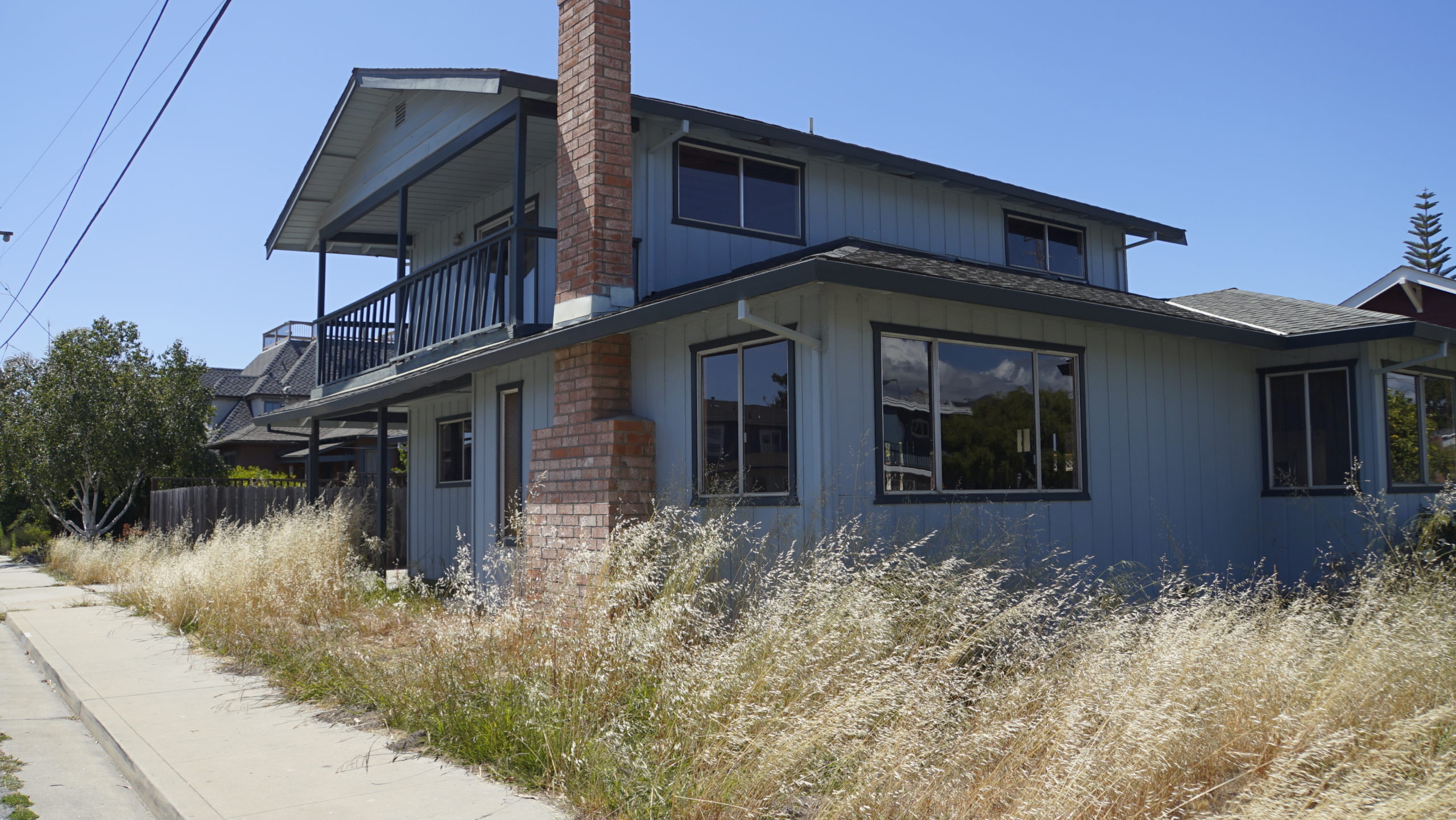 Una casa de cuatro dormitorios cerca de West Cliff Drive, en Santa Cruz, permanece vacía en junio, después de haber sido vendida por 2,3 millones de dólares en noviembre. Casas en construcción activa estarían exentos de un impuesto propuesto sobre las viviendas vacías. (Kara Meyberg Guzmán - Santa Cruz Local)