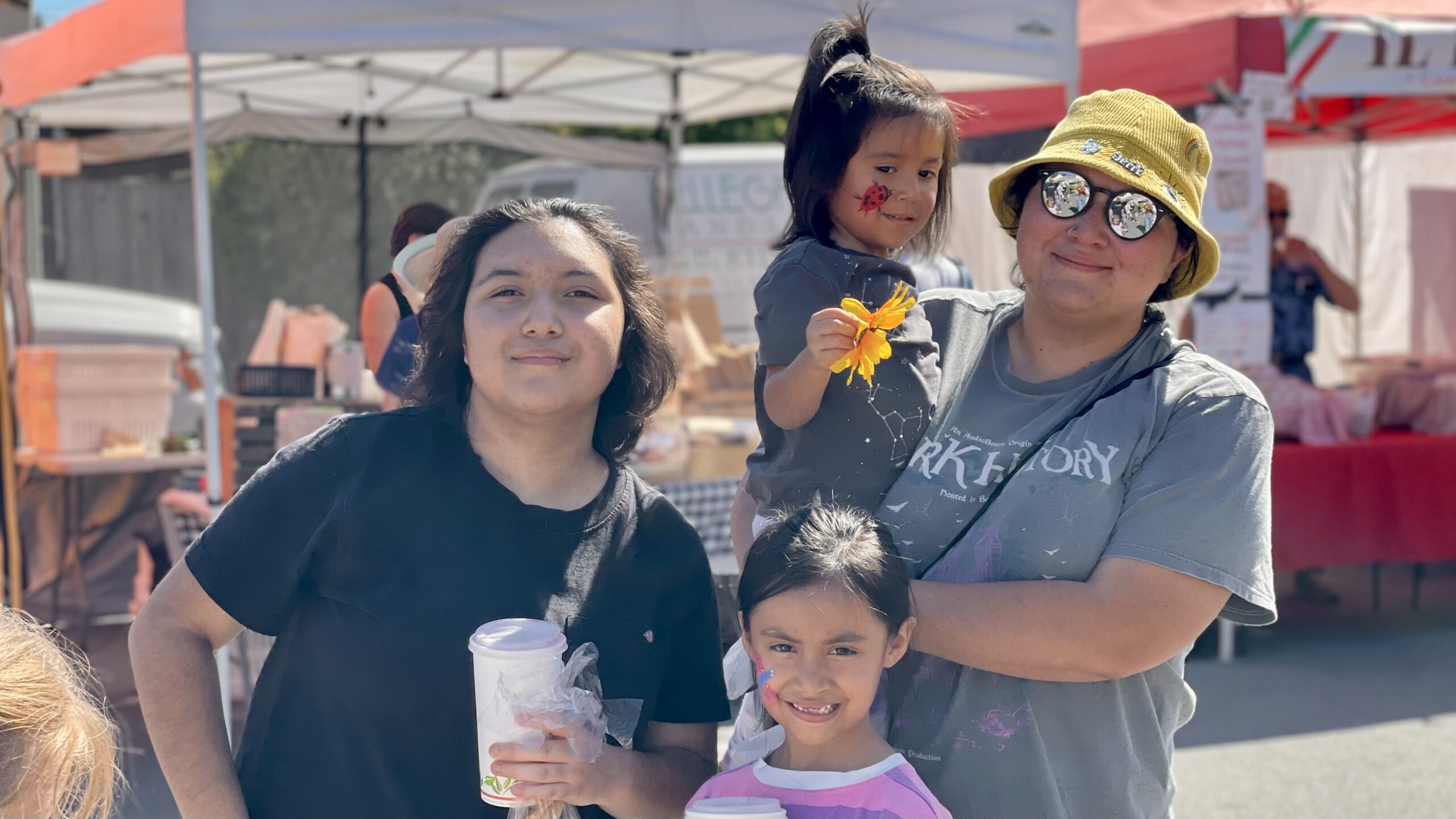 Melissa Ajuntas, de 37 años, a la derecha, se trasladó de Texas a California en busca de una comunidad más segura e integradora. Junto a sus hijos, de izquierda a derecha, Aleena Romero, de 14 años, Misol Hernández, de 7, y Luna Hernández, de 4.
