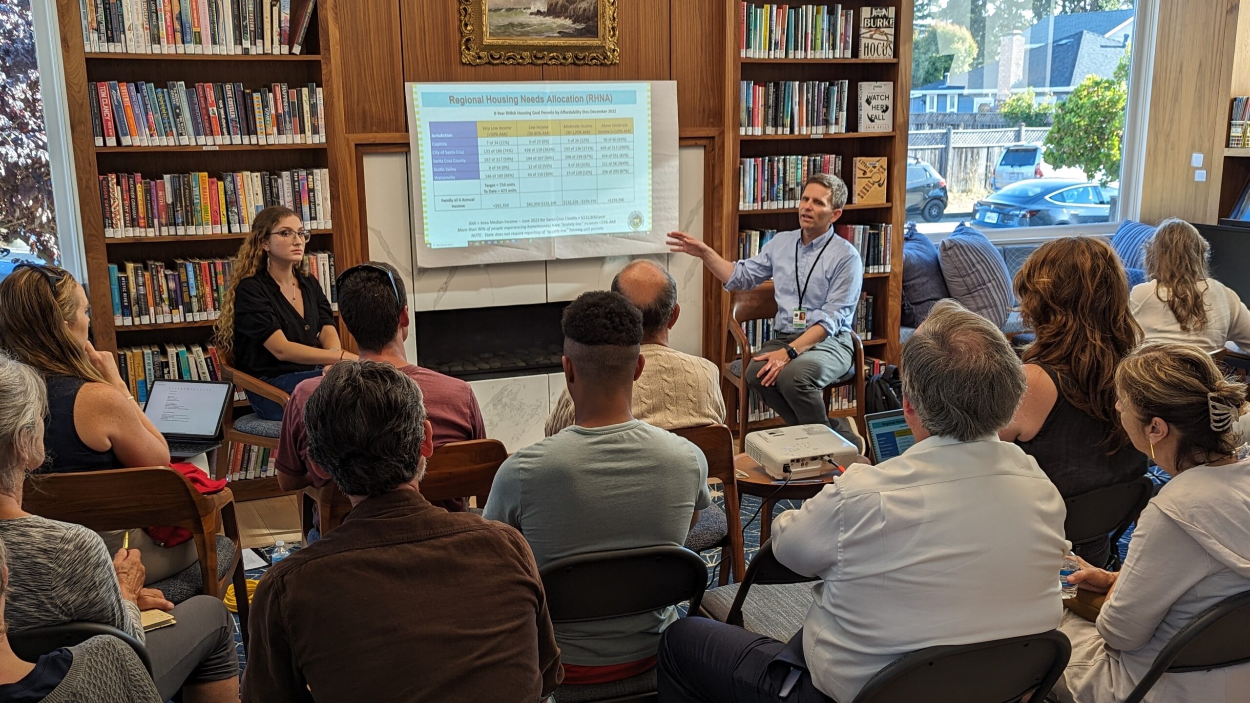 Robert Ratner se sienta frente a los miembros de la comunidad, hablando sobre soluciones a la falta de vivienda en Garfield Park Branch Library en Santa Cruz el 17 de agosto.