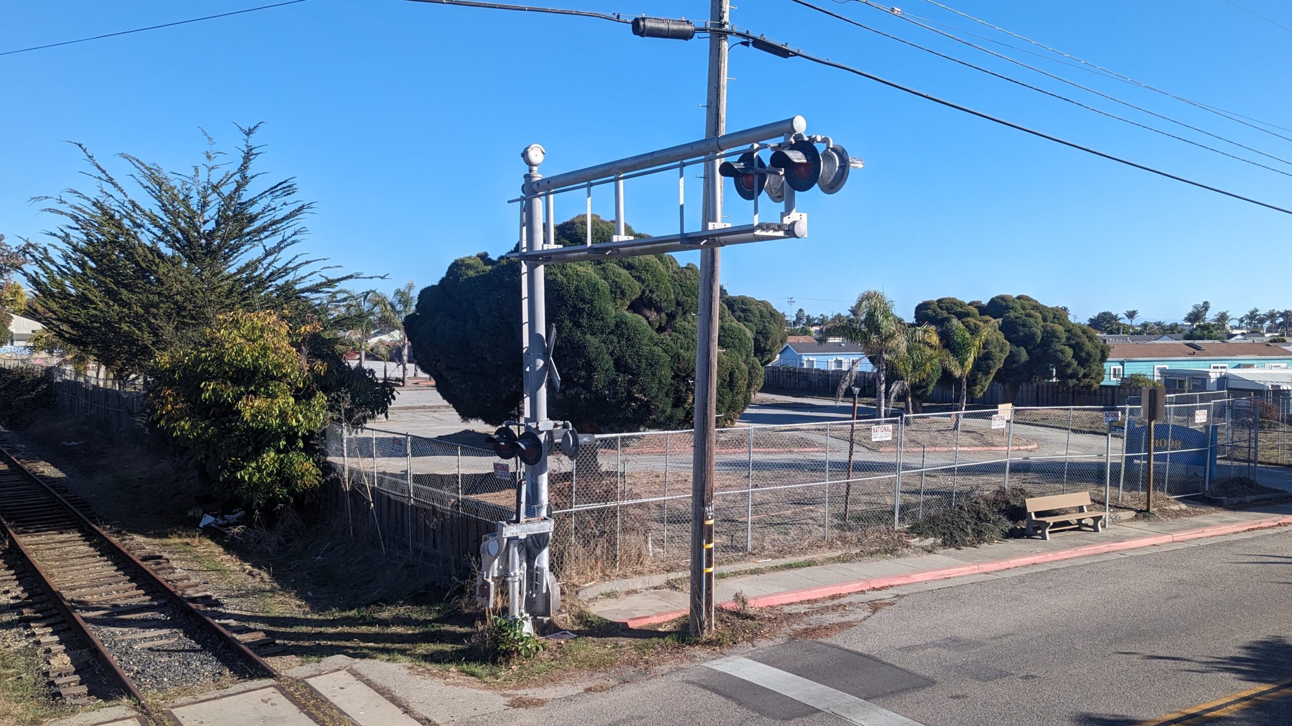 El proyecto de viviendas asequibles propuesto por MidPen Housing está junto al ramal ferroviario de Santa Cruz.