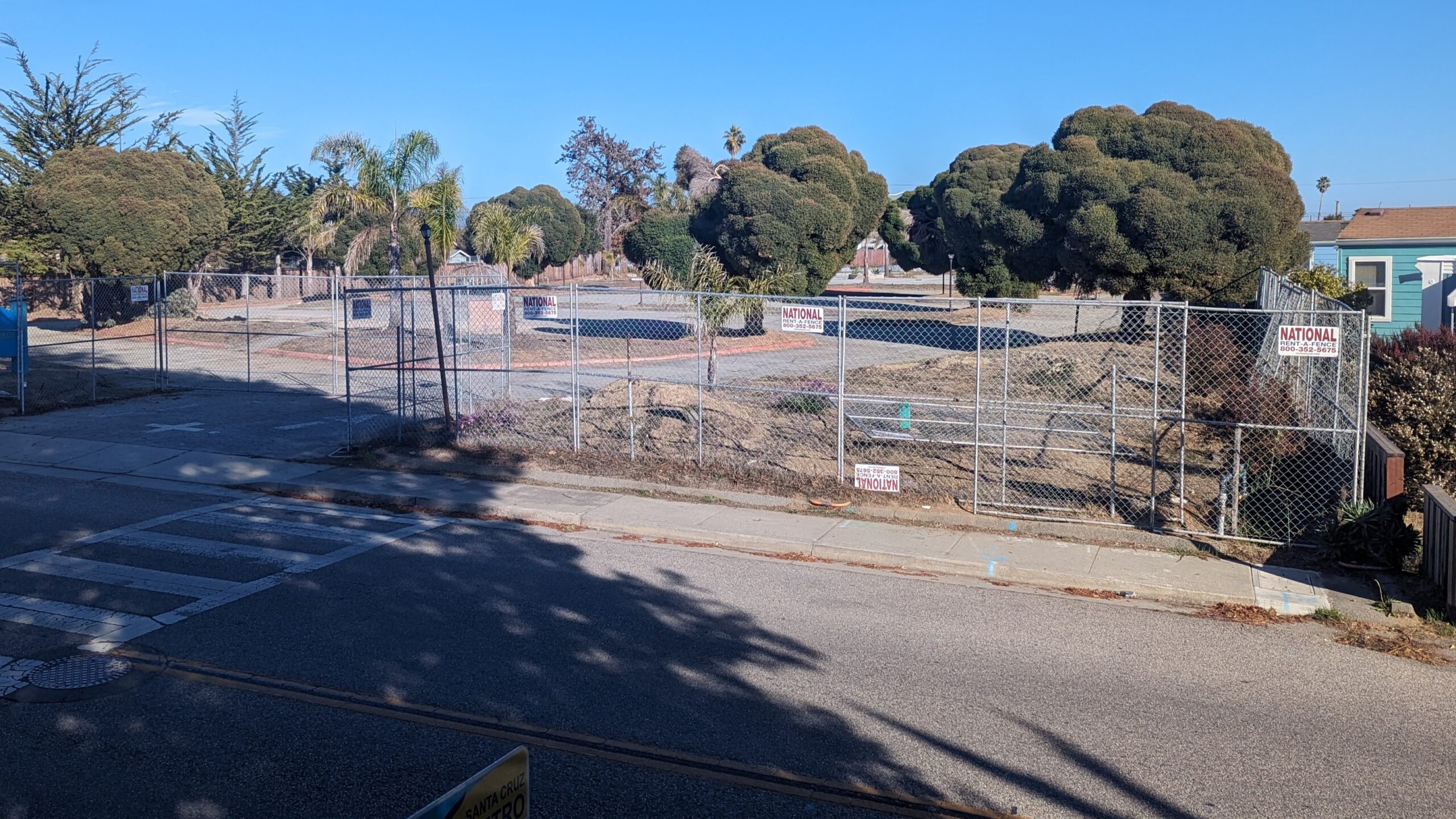 Una valla de tela metálica rodea la propiedad donde MidPen Housing propone un proyecto de viviendas asequibles.