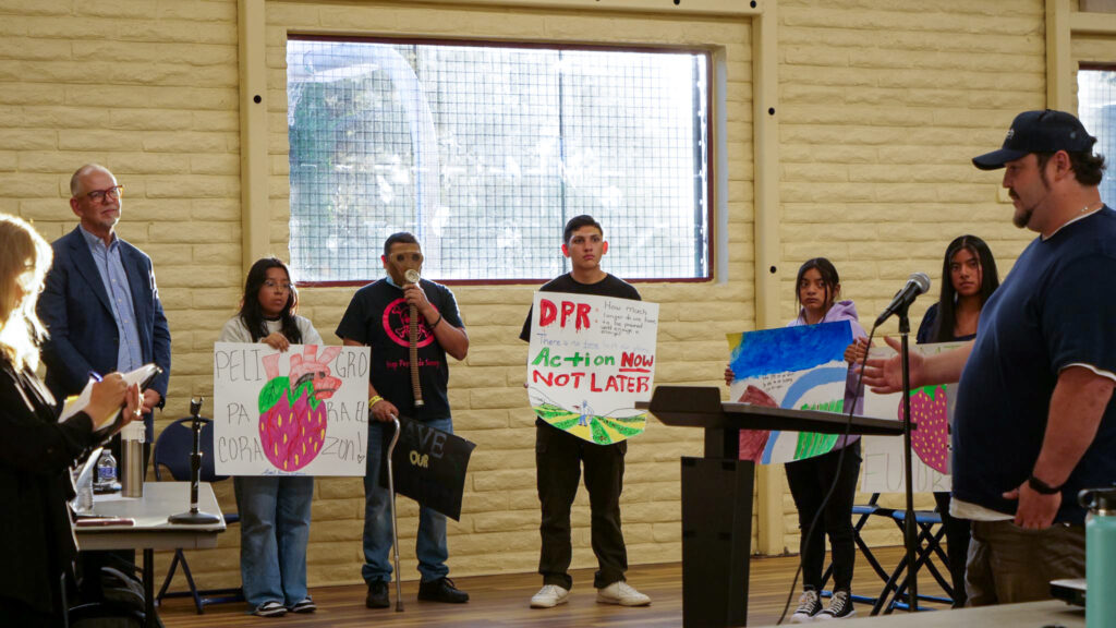 Image for display with article titled Students Protest Pesticide Proposal in Watsonville