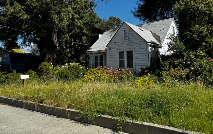A house stands at 841 Capitola Road.