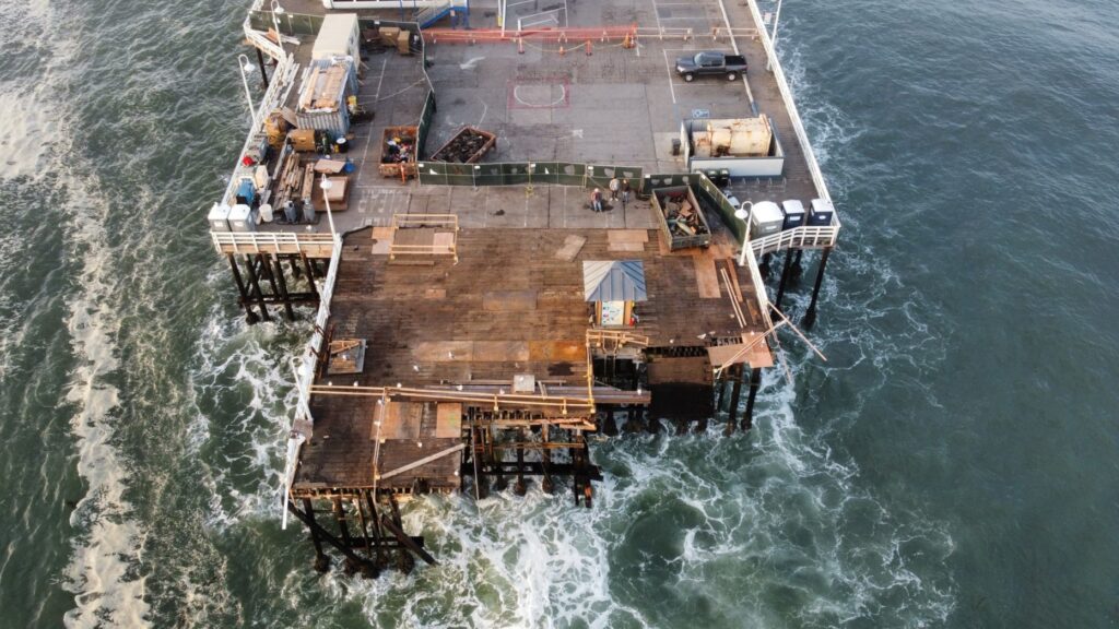 Image for display with article titled State Money Sought for $45 Million in Damage to Santa Cruz Wharf, Harbor