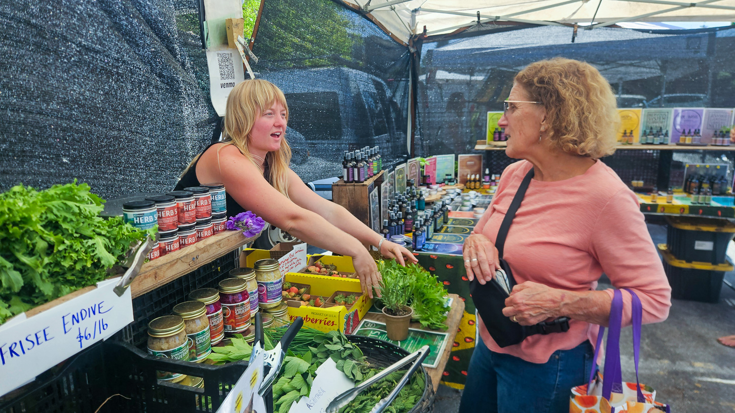 downtown-farmers-market-tyler-maldonado-may-7-2025-2 People shop at the Downtown Santa Cruz Farmers Market.