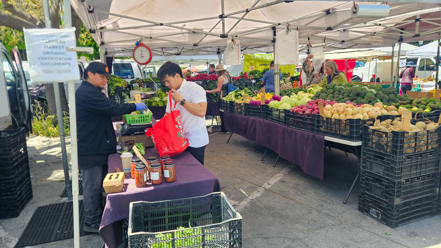 downtown-farmers-market-tyler-maldonado-may-7-2025-7 People shop at the Downtown Santa Cruz Farmers Market.